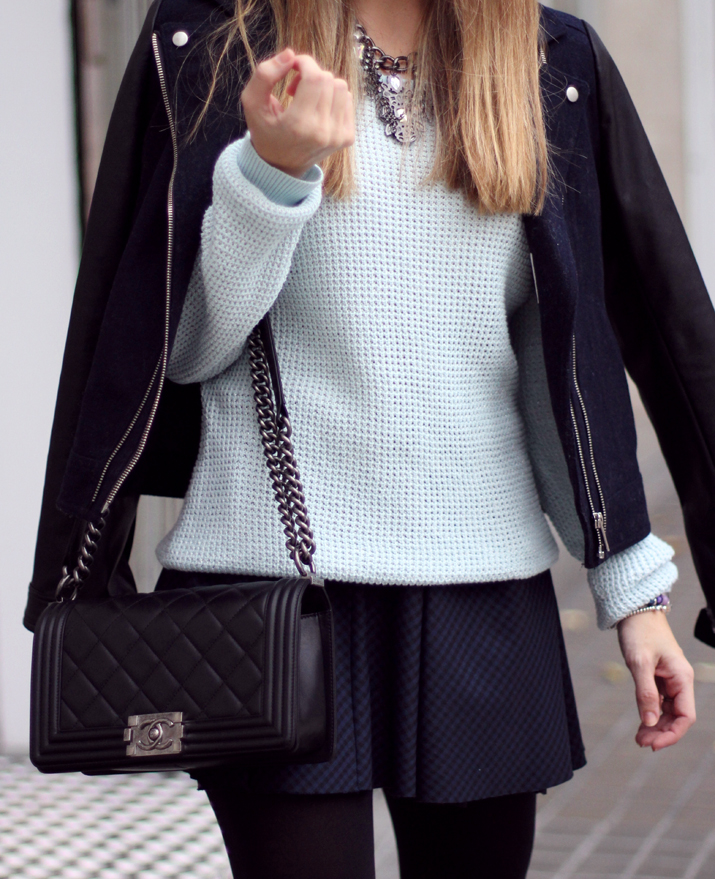 Boy_Chanel-Outfit-Fashion_Blogger-Chanel_bag-Street_Style-Blue_sweater-Buylevard-Shopping_online (36)