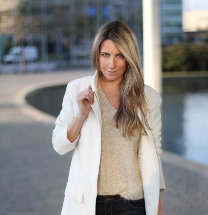 Fashion_blogger_Barcelona-street_style-jeans-sneakers-white_coat (3)1